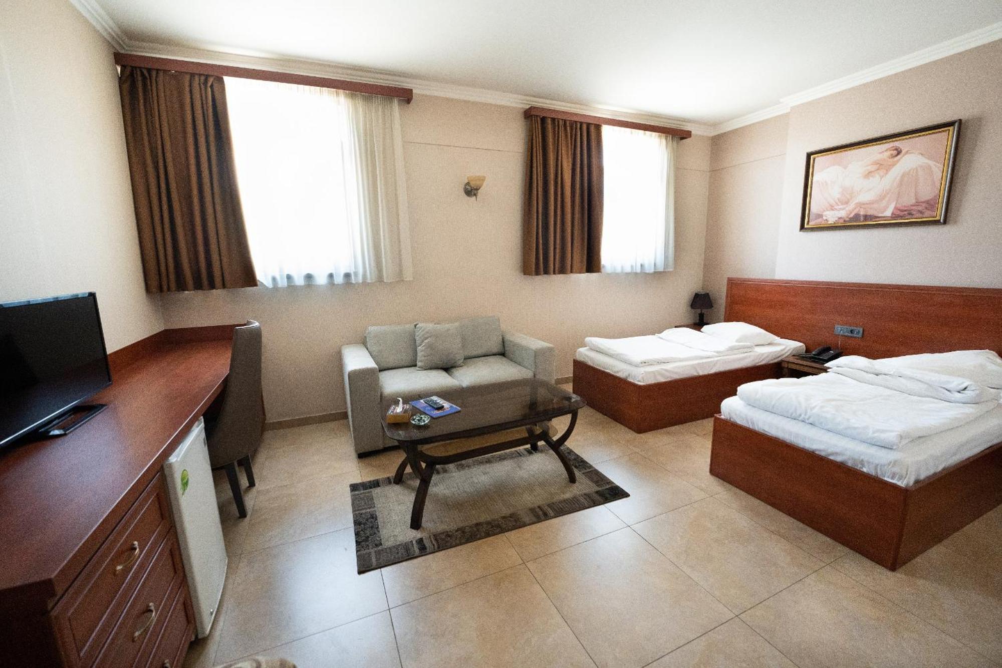 Park Avenue Hotel Yerevan Exterior photo